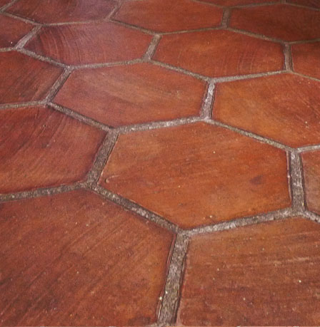 Bild 4: Handgefertigte sechseckige Bodenplatten